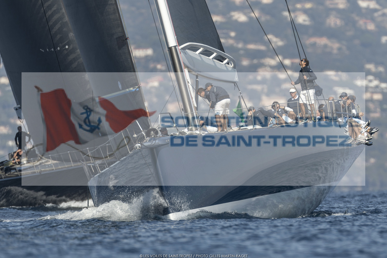06 10 2022, Saint-Tropez (FRA,83), Voiles de Saint-Tropez 2022,  Maxis Club 55 Cupentre les deux Wallycento Magic Carpet Cubed et Tango, défi French Kiss vs Kiwi Magic