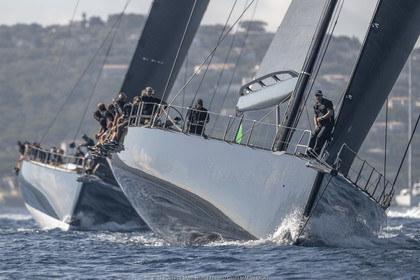06 10 2022, Saint-Tropez (FRA,83), Voiles de Saint-Tropez 2022,  Maxis Club 55 Cupentre les deux Wallycento Magic Carpet Cubed et Tango, défi French Kiss vs Kiwi Magic
