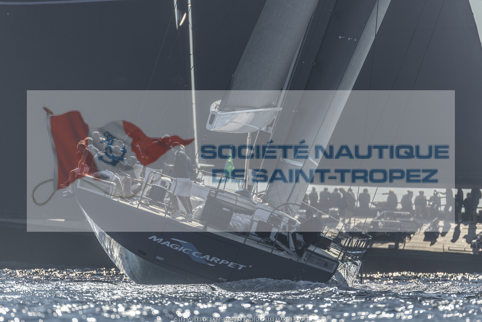 06 10 2022, Saint-Tropez (FRA,83), Voiles de Saint-Tropez 2022,  Maxis Club 55 Cupentre les deux Wallycento Magic Carpet Cubed et Tango, défi French Kiss vs Kiwi Magic