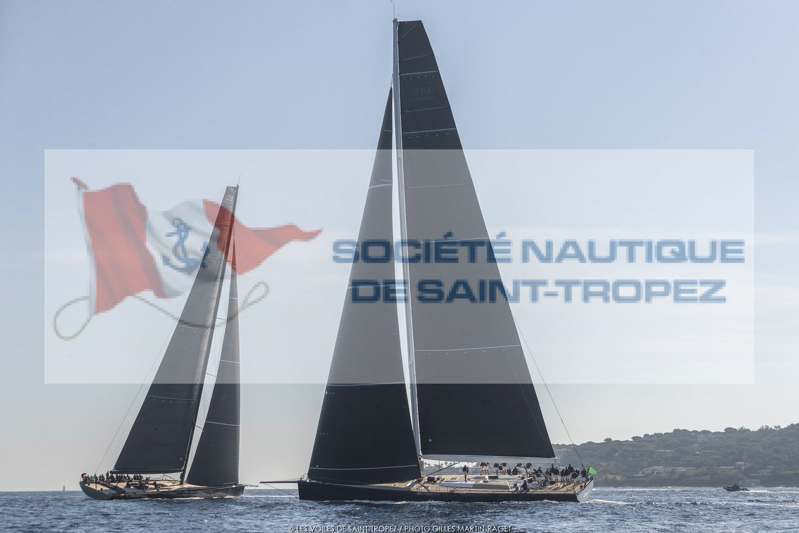 06 10 2022, Saint-Tropez (FRA,83), Voiles de Saint-Tropez 2022,  Maxis Club 55 Cupentre les deux Wallycento Magic Carpet Cubed et Tango, défi French Kiss vs Kiwi Magic 06 10 2022, Saint-Tropez (FRA,83), Voiles de Saint-Tropez 2022,  Maxis Club 55 Cupentre les deux Wallycento Magic Carpet Cubed et Tango, défi French Kiss vs Kiwi Magic