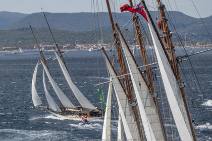 28 09 2022? Saint-Tropez,(FRA,83), Les Voiles de Saint-Tropez 2022 Régate N° 2 poup les modernes, navigation libre pour les grandes goélettes