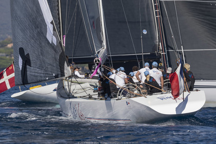 06 10 2022, Saint-Tropez (FRA,83), Voiles de Saint-Tropez 2022,  Maxis Club 55 Cupentre les deux Wallycento Magic Carpet Cubed et Tango, défi French Kiss vs Kiwi Magic