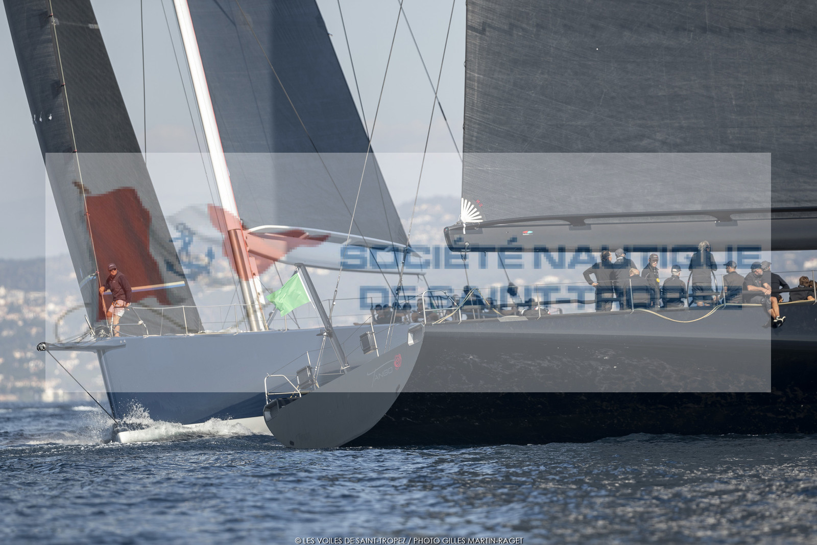 06 10 2022, Saint-Tropez (FRA,83), Voiles de Saint-Tropez 2022,  Maxis Club 55 Cupentre les deux Wallycento Magic Carpet Cubed et Tango, défi French Kiss vs Kiwi Magic