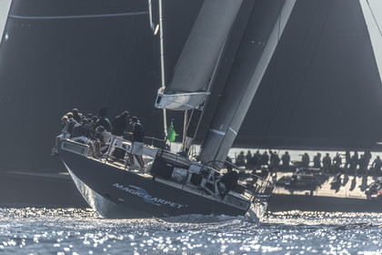 06 10 2022, Saint-Tropez (FRA,83), Voiles de Saint-Tropez 2022,  Maxis Club 55 Cupentre les deux Wallycento Magic Carpet Cubed et Tango, défi French Kiss vs Kiwi Magic