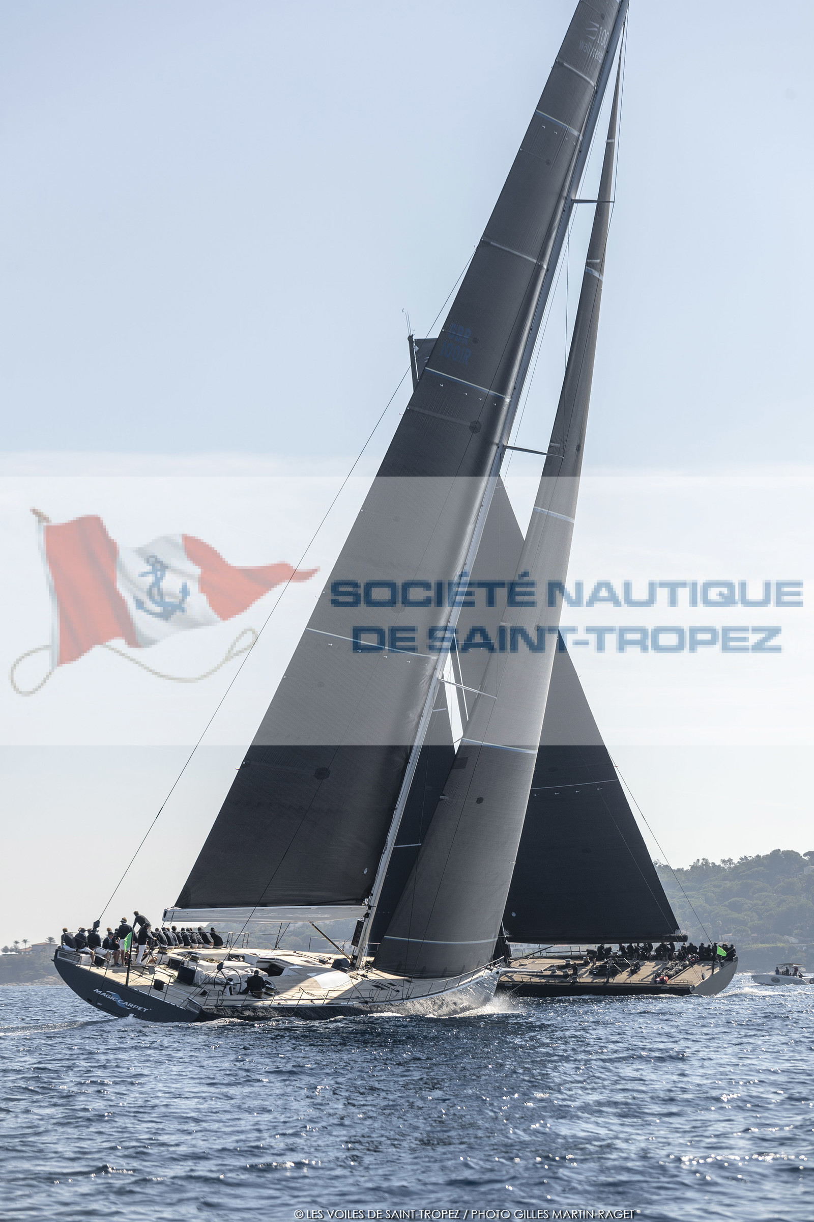 06 10 2022, Saint-Tropez (FRA,83), Voiles de Saint-Tropez 2022,  Maxis Club 55 Cupentre les deux Wallycento Magic Carpet Cubed et Tango, défi French Kiss vs Kiwi Magic