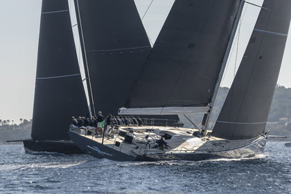 06 10 2022, Saint-Tropez (FRA,83), Voiles de Saint-Tropez 2022,  Maxis Club 55 Cupentre les deux Wallycento Magic Carpet Cubed et Tango, défi French Kiss vs Kiwi Magic